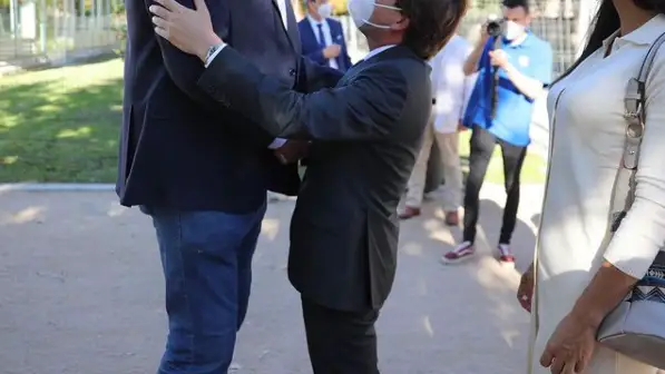 La foto viral de Jos&eacute; Luis Mart&iacute;nez-Almeida con Fernando Romay: "Que empiecen los memes"