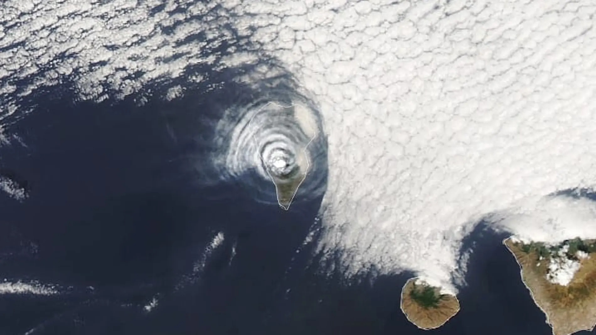 Qué es el 'cielo de caballa', la formación de nubes que ha detectado la NASA en La Palma a causa del volcán
