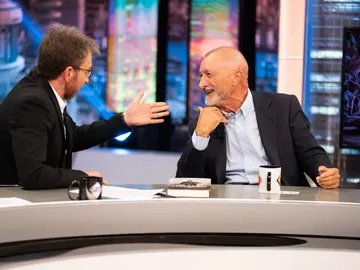 Arturo Pérez-Reverte cuenta la anécdota de los percheros de la Academia de la Lengua: "Recuerda que eres mortal" Arturo Pérez-Reverte cuenta la anécdota de los percheros de la Academia de la Lengua: "Recuerda que eres mortal"