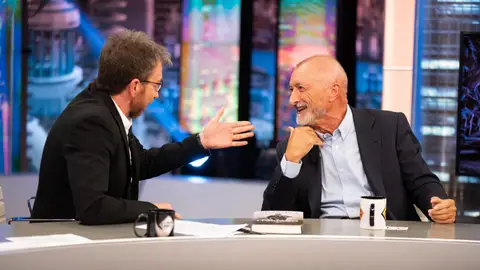 Arturo Pérez-Reverte cuenta la anécdota de los percheros de la Academia de la Lengua: "Recuerda que eres mortal" Arturo Pérez-Reverte cuenta la anécdota de los percheros de la Academia de la Lengua: "Recuerda que eres mortal"