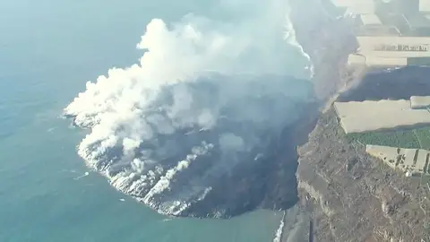 A3 Noticias de la Mañana (07-10-21) El viento empuja la nube tóxica del volcán de La Palma y empeora la calidad del aire en Los Llanos y El Paso A3 Noticias de la Mañana (07-10-21) El viento empuja la nube tóxica del volcán de La Palma y empeora la calidad del aire en Los Llanos y El Paso