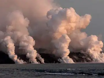 El aeropuerto de La Palma, inoperativo por la ceniza del volcán caída en sus pistas El aeropuerto de La Palma, inoperativo por la ceniza del volcán caída en sus pistas