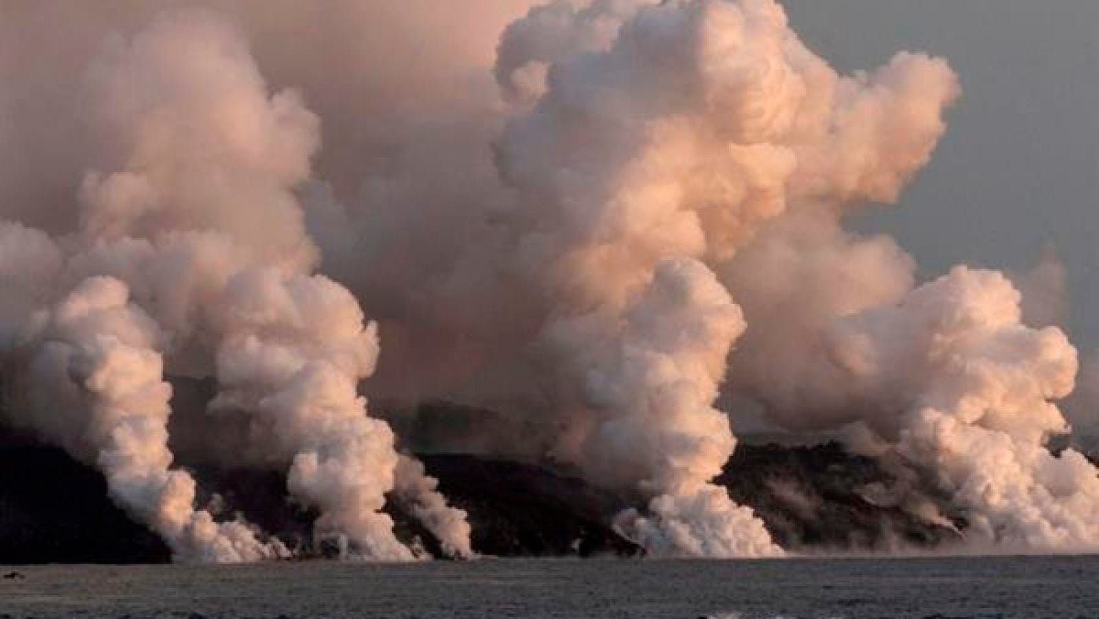 El aeropuerto de La Palma, inoperativo por la ceniza del volcán caída en sus pistas