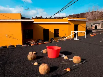 Una gruesa capa de ceniza y escoria cubre el techo de las viviendas del barrio de Las Manchas, en La Palma, y los terrenos adyacentes, dentro de la zona evacuada por su proximidad al volcán Una gruesa capa de ceniza y escoria cubre el techo de las viviendas del barrio de Las Manchas, en La Palma, y los terrenos adyacentes, dentro de la zona evacuada por su proximidad al volcán