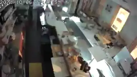 Entran en un restaurante de A Coruña por la rejilla de aire acondicionado a plena luz del día Entran en un restaurante de A Coruña por la rejilla de aire acondicionado a plena luz del día