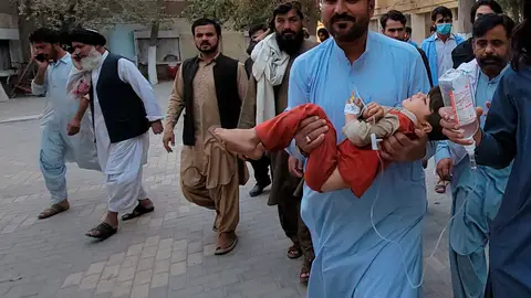 Al menos 20 muertos en un terremoto en Pakistán. Al menos 20 muertos en un terremoto en Pakistán.