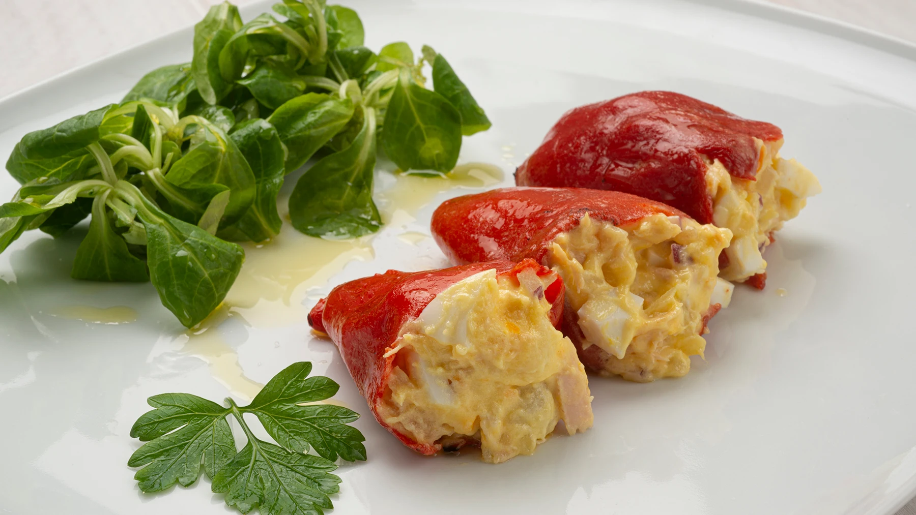 &iexcl;Combinaci&oacute;n perfecta! Receta de pimientos del piquillo rellenos de ensaladilla rusa