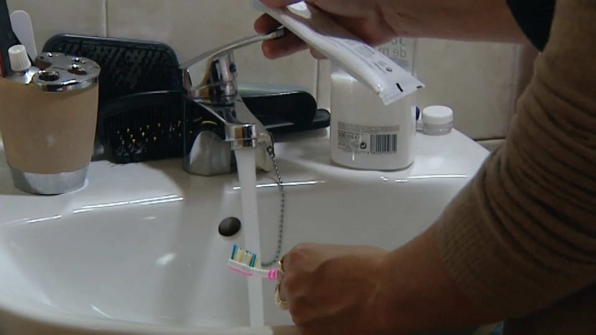 Los dentistas alertan contra la fabricación de pasta de dientes a partir de ceniza del volcán de La Palma