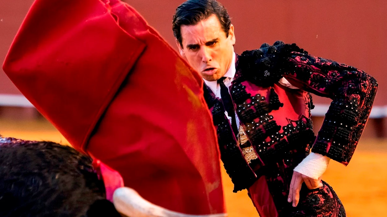 El diestro Juan Ortega da un pase con la muleta al segundo de los de su lote, durante la corrida de la Feria de San Miguel (2021)