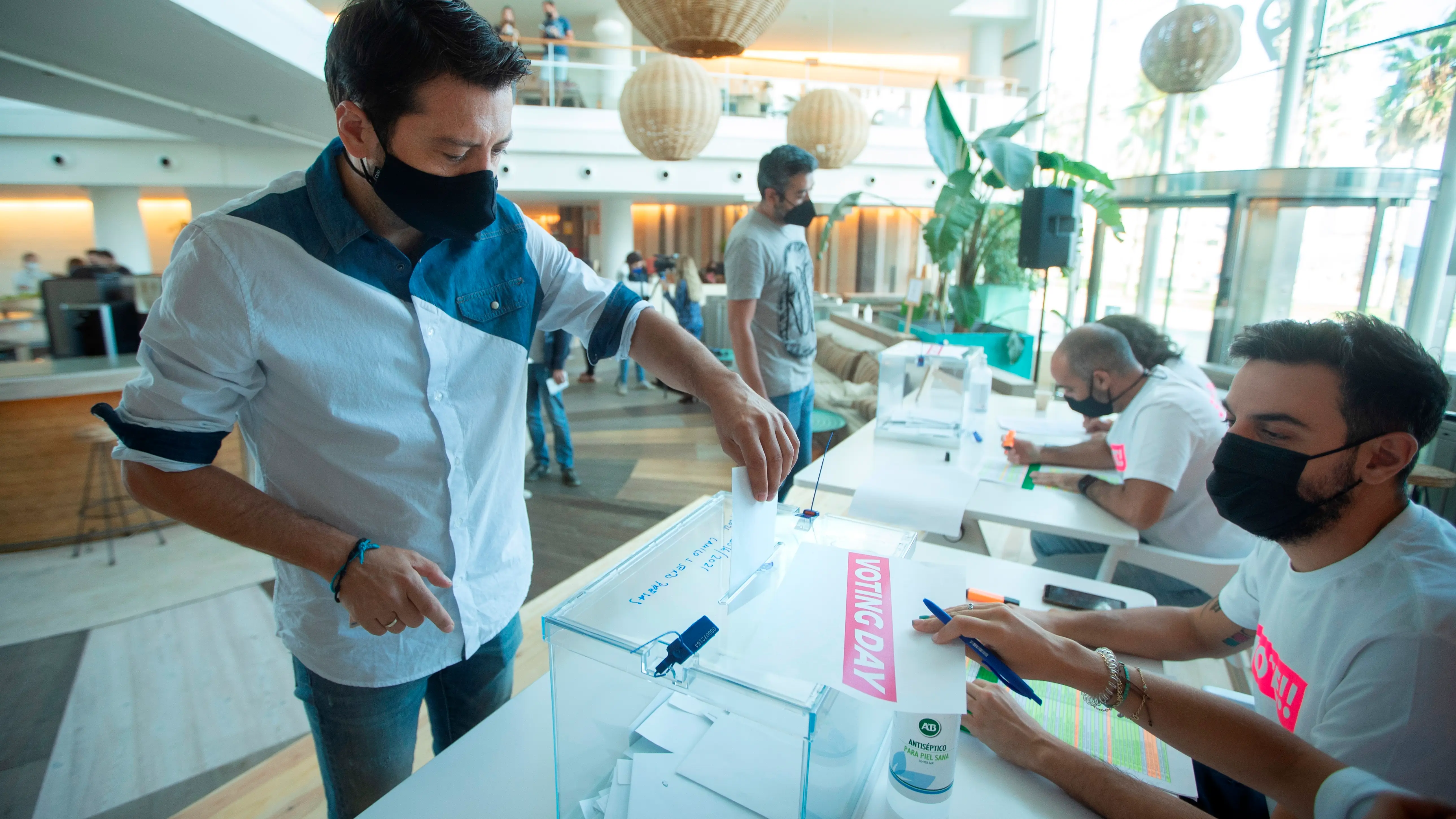 Desigual se convierte en la primera empresa de moda española en aprobar la jornada laboral de 4 días Desigual se convierte en la primera empresa de moda española en aprobar la jornada laboral de 4 días
