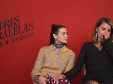 Las "cariñosas" broncas de Almodóvar a Penélope Cruz y Milena Smit, protagonistas de 'Madres paralelas' Las "cariñosas" broncas de Almodóvar a Penélope Cruz y Milena Smit, protagonistas de 'Madres paralelas'