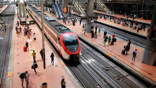 Tren de cercan&iacute;as en la estaci&oacute;n de Atocha