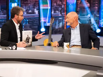 Arturo Pérez-Reverte, sobre la guerra: “Los héroes por la mañana eran violadores por la noche” Arturo Pérez-Reverte, sobre la guerra: “Los héroes por la mañana eran violadores por la noche”