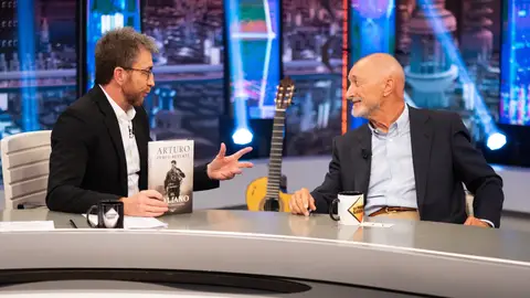 Arturo Pérez-Reverte, sobre la guerra: “Los héroes por la mañana eran violadores por la noche” Sobre 'El Italiano'