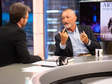 Arturo Pérez-Reverte analiza a los líderes políticos actuales: “Pedro Sánchez es inmune a las hemerotecas” Arturo Pérez-Reverte analiza a los líderes políticos actuales: “Pedro Sánchez es inmune a las hemerotecas”
