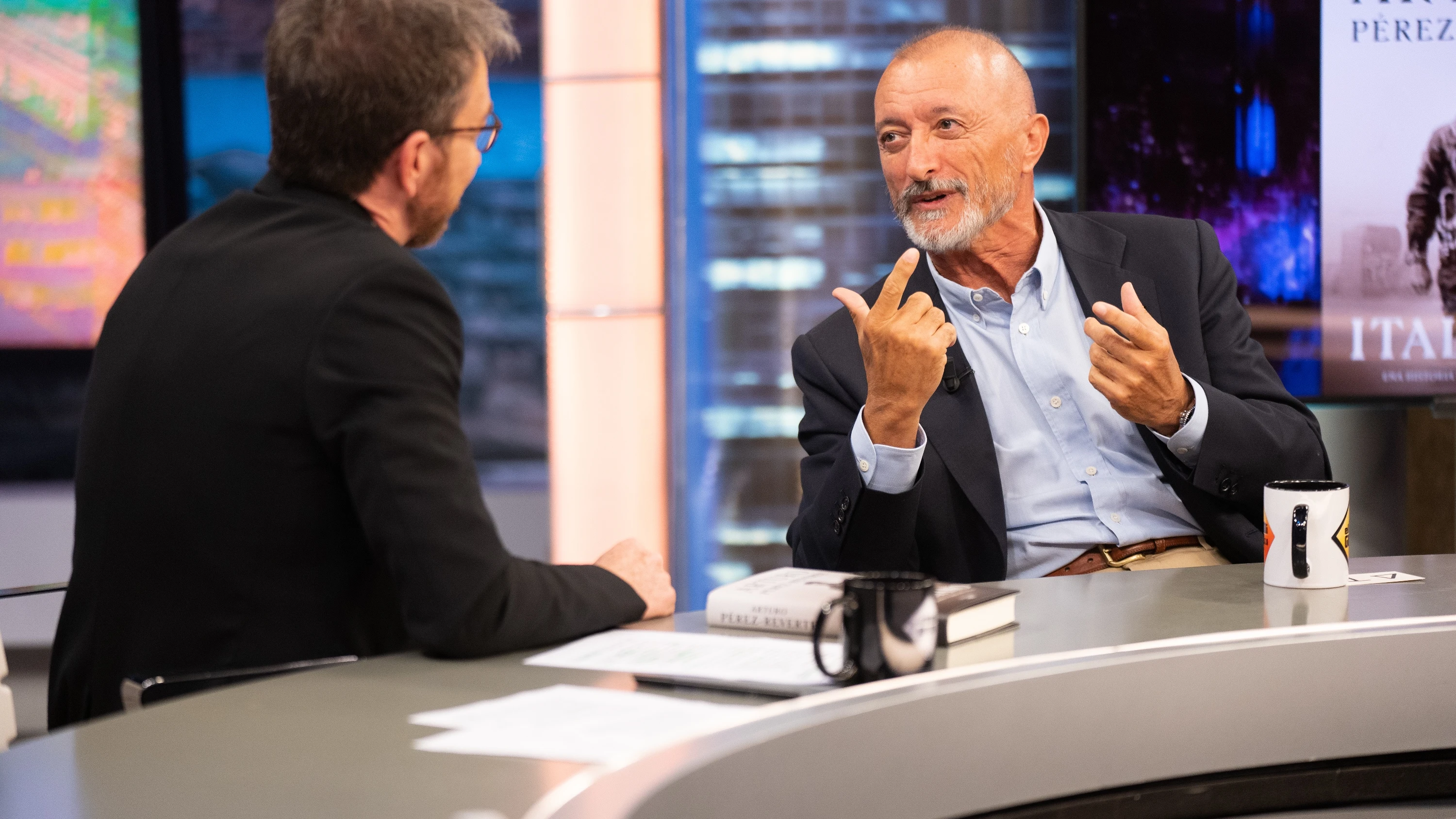 Arturo Pérez-Reverte analiza a los líderes políticos actuales: “Pedro Sánchez es inmune a las hemerotecas” Sin pelos en la lengua