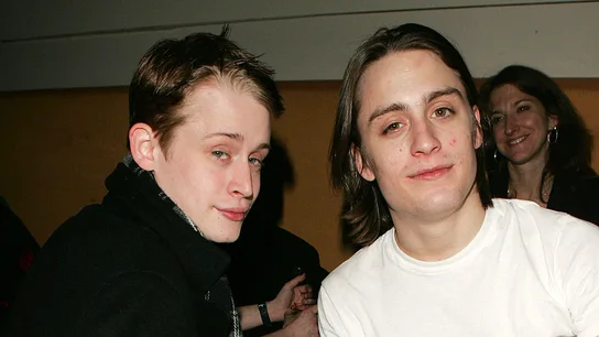 Macaulay Culkin junto a su hermano Kieran Macaulay Culkin junto a su hermano Kieran