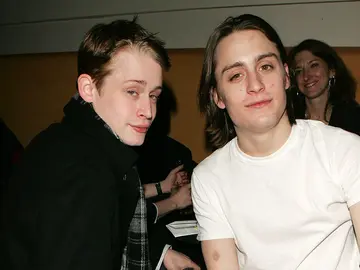 Macaulay Culkin junto a su hermano Kieran Macaulay Culkin junto a su hermano Kieran