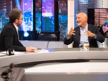 Arturo Pérez-Reverte se moja con el último éxito de James Bond: “Es un moñas” Arturo Pérez-Reverte se moja con el último éxito de James Bond: “Es un moñas”