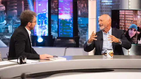 Arturo Pérez-Reverte se moja con el último éxito de James Bond: “Es un moñas” Crítica al personaje de ficción