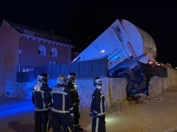 Un camión de la basura se empotra contra un chalet en Parla, Madrid