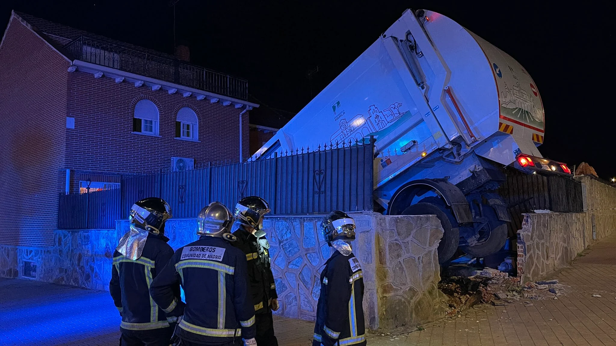 Un camión de la basura se empotra contra un chalet en Parla, Madrid Un camión de la basura se empotra contra un chalet en Parla, Madrid