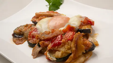 La receta de Arguiñano que "gusta a todos": pisto con setas y huevos La receta de Arguiñano que "gusta a todos": pisto con setas y huevos