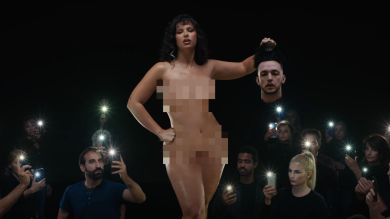 C Tangana y Nathy Peluso presentan 'Ateo', el polémico videoclip en el que aparecen los cameos de Josep Pedrerol y María Pombo