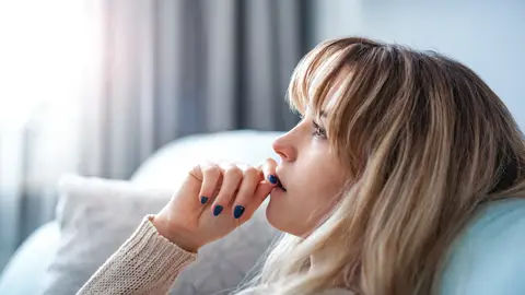 Mujer teniendo un déjà vu Mujer pensativa