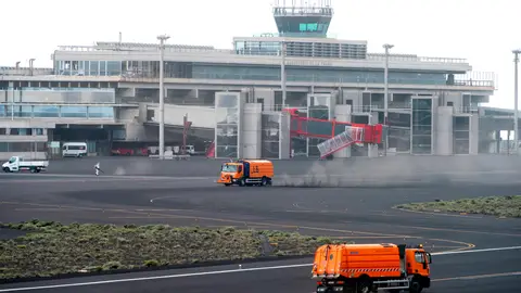 La aerolínea Binter Canarias vuelve a operar en Tenerife Norte tras suspender los vuelos por la erupción de La Palma La aerolínea Binter Canarias vuelve a operar en Tenerife Norte tras suspender los vuelos por la erupción de La Palma