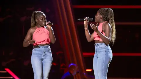 Aurora y Caridad Napi cantan ‘Tusa’ en las Audiciones a ciegas de ‘La Voz’ 'La Voz'