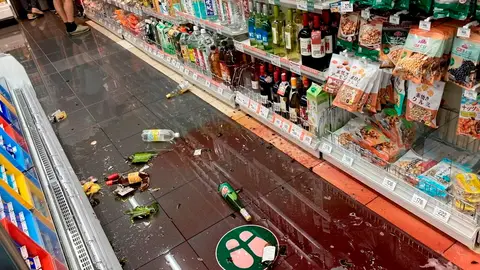 Escenas de los daños en una tienda después de un terremoto en Tokio, Japón, el 7 de octubre de 2021 Escenas de los daños en una tienda después de un terremoto en Tokio, Japón, el 7 de octubre de 2021