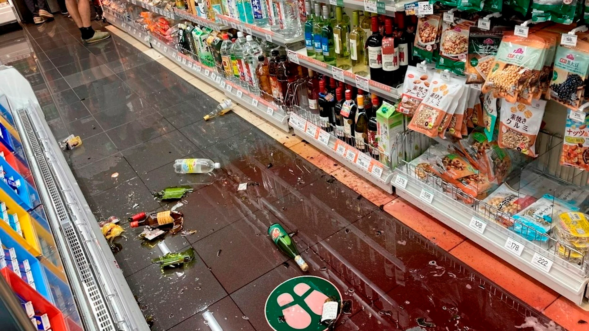 Escenas de los daños en una tienda después de un terremoto en Tokio, Japón, el 7 de octubre de 2021