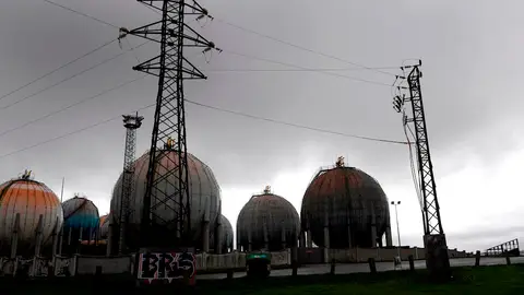 El precio de la electricidad en el mercado mayorista (pool) ha sufrido este viernes su primer descenso en toda la semana hasta situarse en los 229,2 euros el megavatio hora (MWh), cerca de un 21 % menos que el precio fijado para ayer, cuando se registró el precio más alto desde que existen registros. El precio de la electricidad en el mercado mayorista (pool) ha sufrido este viernes su primer descenso en toda la semana hasta situarse en los 229,2 euros el megavatio hora (MWh), cerca de un 21 % menos que el precio fijado para ayer, cuando se registró el precio más alto desde que existen registros.