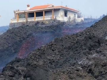 Casa rodeada por la lava del volcán de La Palma