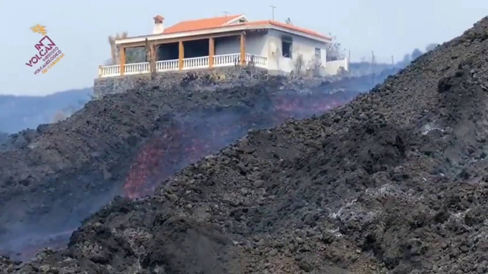 Casa rodeada por la lava del volcán de La Palma