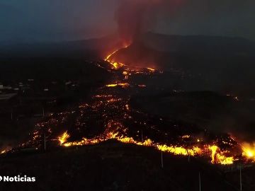 Se derrumba el flanco norte del volcán de La Palma y las coladas de lava van en varias direcciones