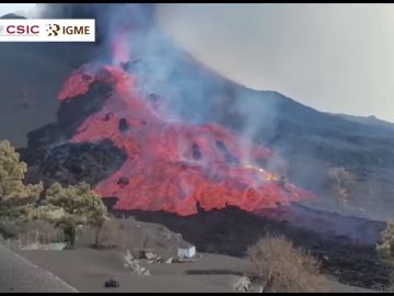 El momento en el que se derrama la colada del cono por el norte del volcán de La Palma