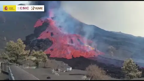 El momento en el que se derrama la colada del cono por el norte del volcán de La Palma El momento en el que se derrama la colada del cono por el norte del volcán de La Palma