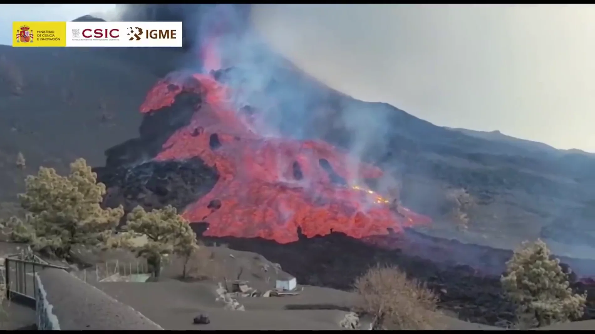 El momento en el que se derrama la colada del cono por el norte del volcán de La Palma