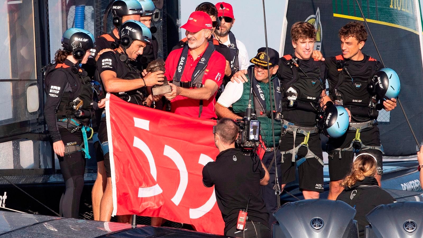 Felipe VI alucina tras subirse al catamarán español en el Sail GP de Cádiz: 