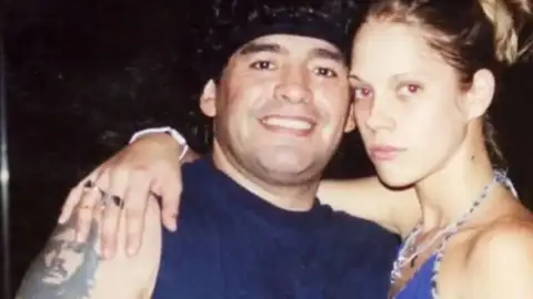 Una mujer desvela su relación con Maradona cuando era menor de edad: "No podía decir que no" Una mujer desvela su relación con Maradona cuando era menor de edad: "No podía decir que no"