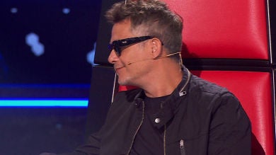 Alejandro Sanz explica la razón por la que se pone las gafas de sol en 'La Voz'