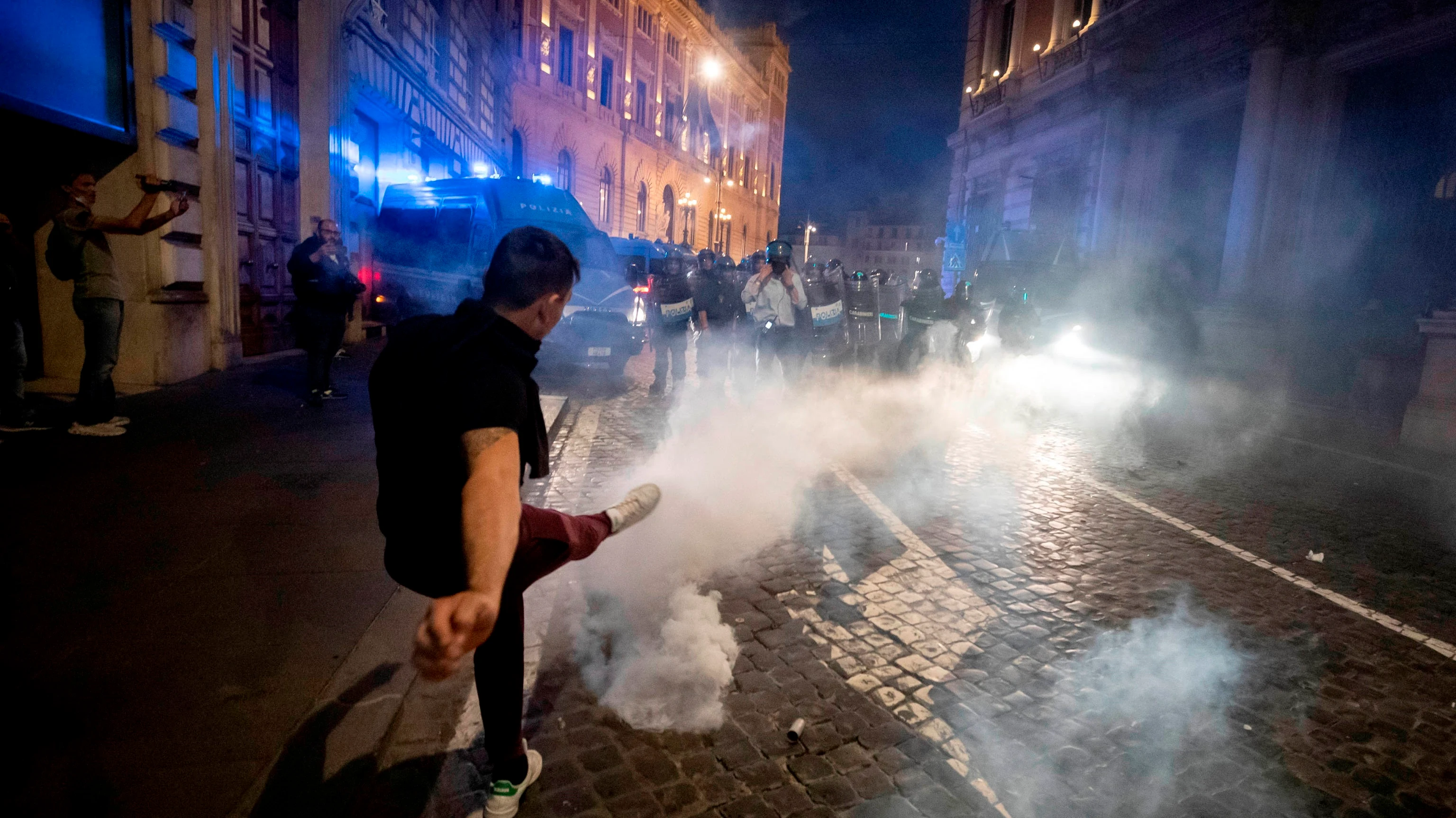 Asaltan un hospital en Roma en medio de las protestas contra el pasaporte COVID