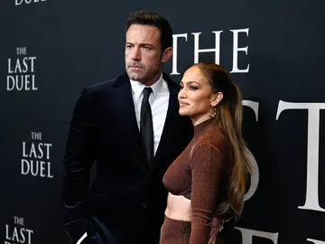 El comentado y tímido beso de Jennifer Lopez y Ben Affleck en la alfombra roja El comentado y tímido beso de Jennifer Lopez y Ben Affleck en la alfombra roja