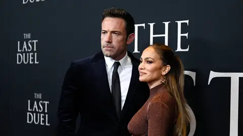 El comentado y tímido beso de Jennifer Lopez y Ben Affleck en la alfombra roja El comentado y tímido beso de Jennifer Lopez y Ben Affleck en la alfombra roja