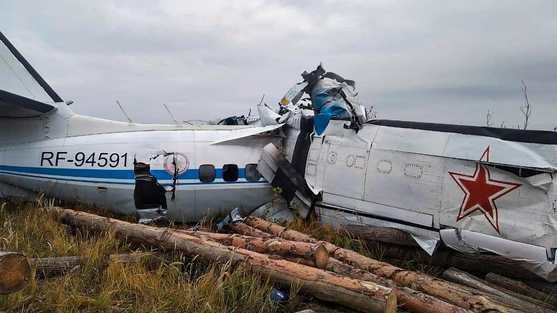 Al menos 16 muertos al estrellarse un avi&oacute;n de paracaidistas en Rusia