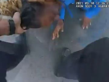 Una cámara corporal de un policía muestra la brutal detención a un hombre parapléjico