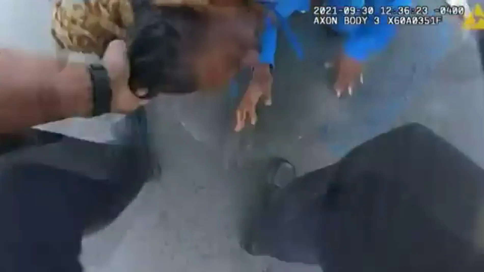 Una cámara corporal de un policía muestra la brutal detención a un hombre parapléjico