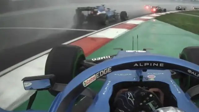 El enfado de Alonso con Gasly tras terminar con sus opciones en la primera curva: "Qu&eacute; t&iacute;o m&aacute;s est&uacute;pido"